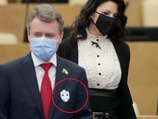 Депутаты Госдумы надели специальные значки для «отпугивания» коронавируса
