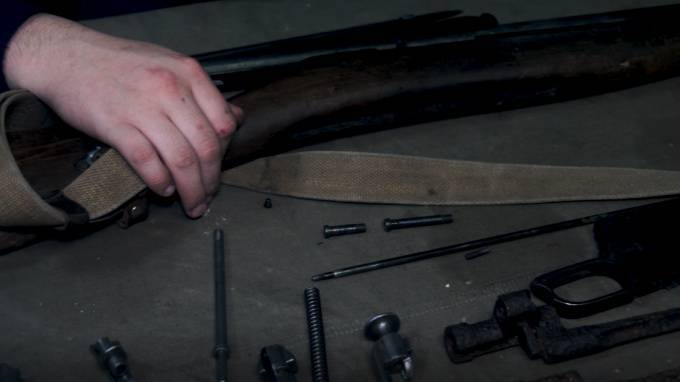 Полиция нашла в гараже у петербуржцев целый арсенал оружия