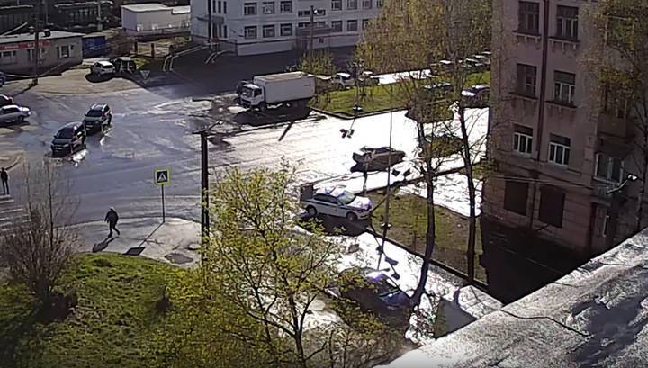 Патрульный автомобиль сбил в Петрозаводске светофор