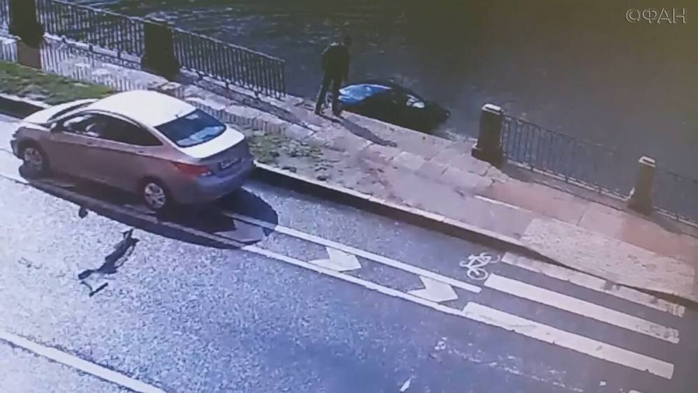 Спасение водителя из тонущей машины попало на видео.