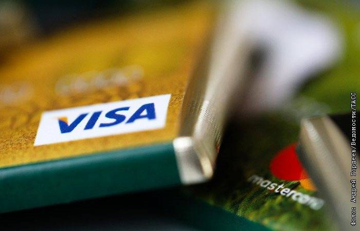 Банки начали сокращать лимиты по действующим кредитным картам