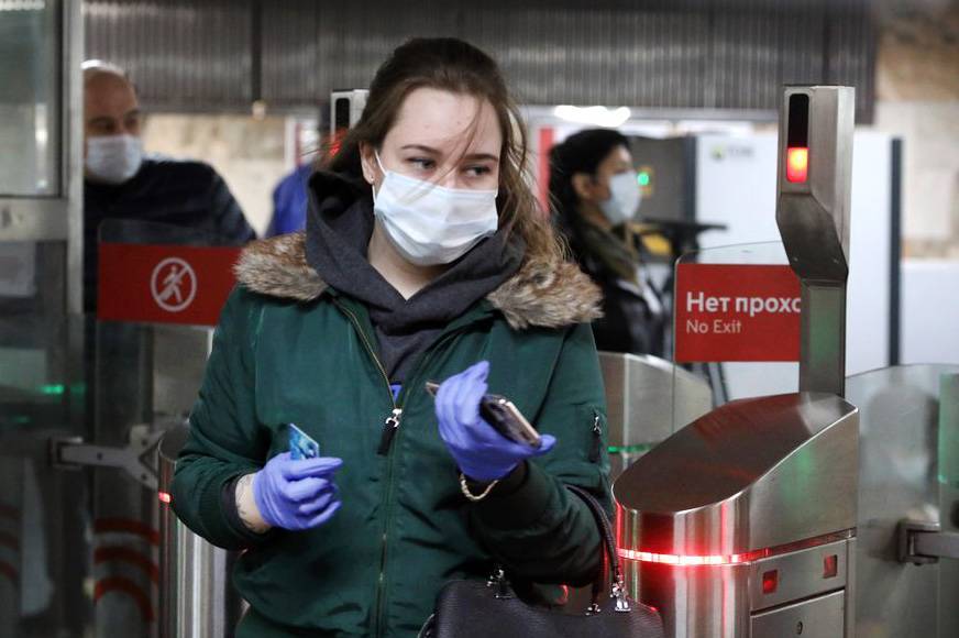 Россиянам объяснили, зачем носить перчатки во время пандемии