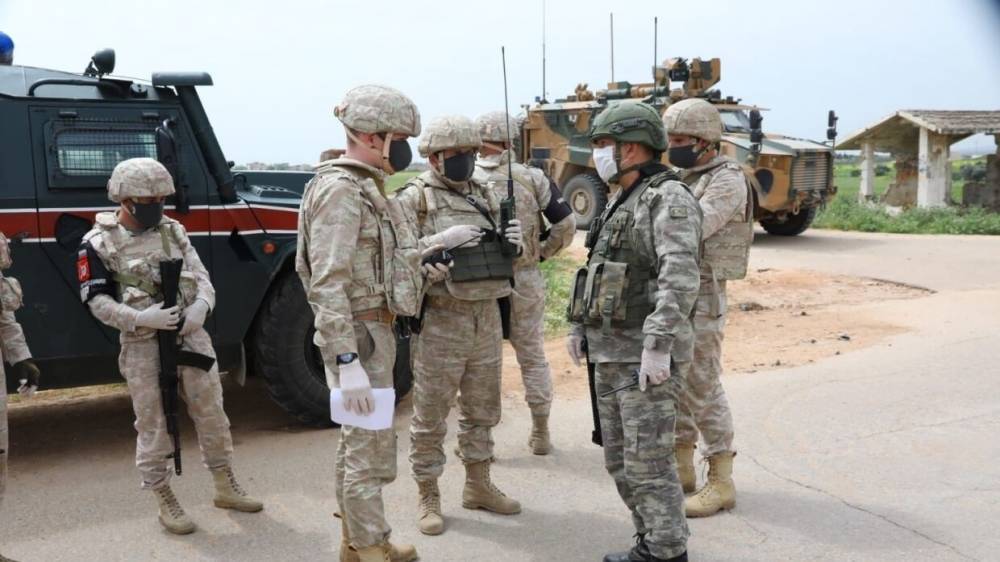 Российские и турецкие военные провели патрулирование трассы М4 в Сирии