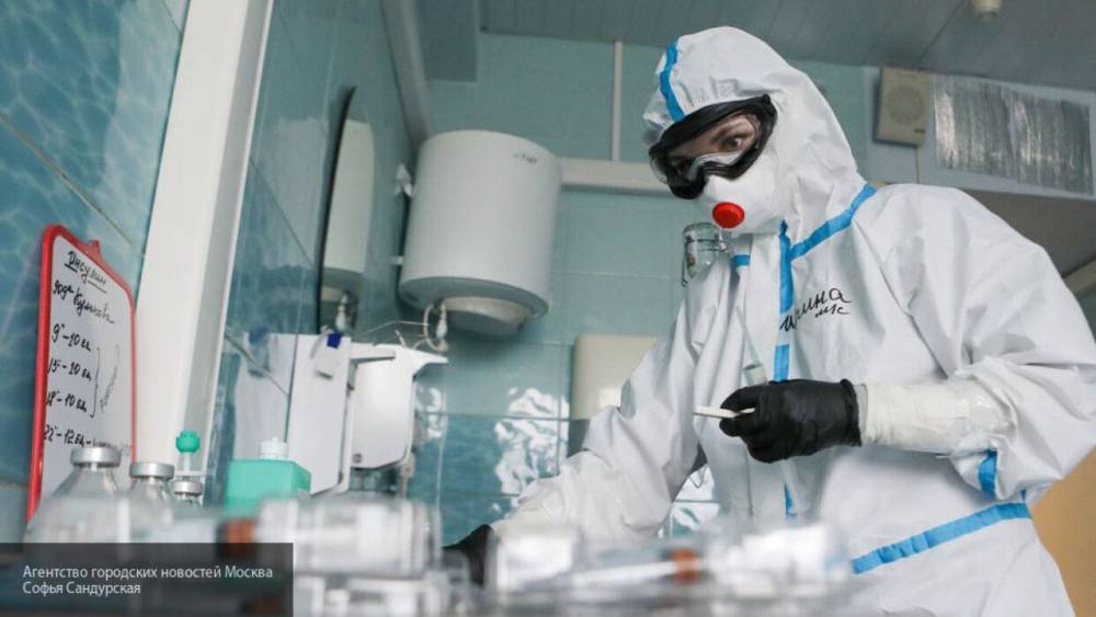 Российские иммунологи объяснили возможность вакцинации от COVID-19 "по военному пути"