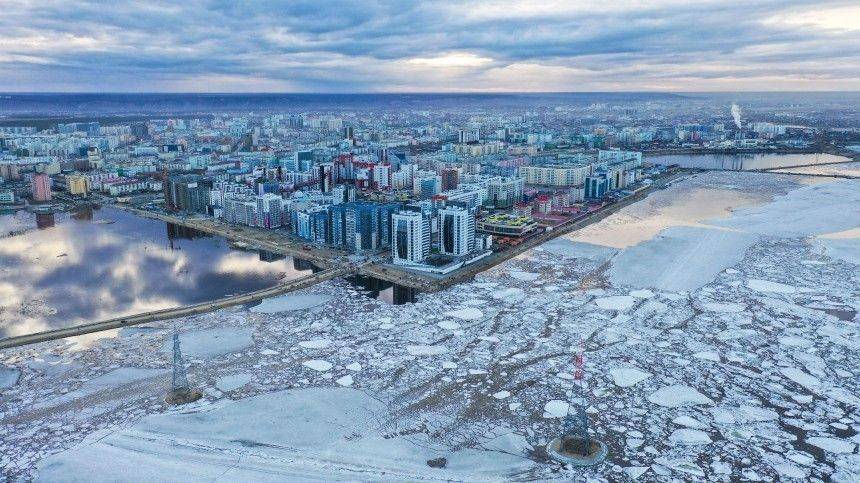 Вышедшая из берегов река Лена затопила якутские поселки