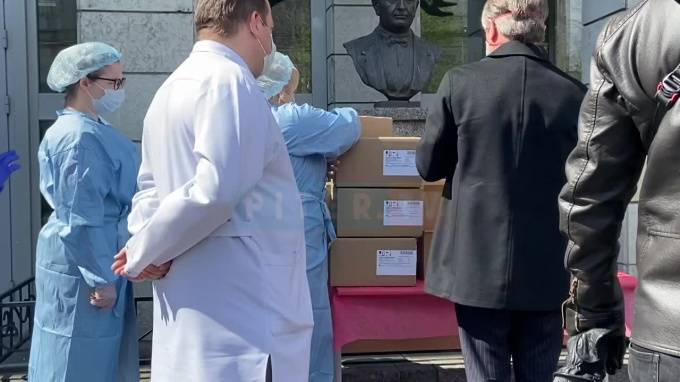 В Петербурге врачам НИИ Джанелидзе подарили противовирусные и антисептики