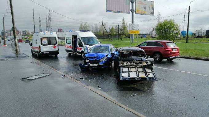 В массовом ДТП на проспекте Солидарности пострадали водитель и пассажир "Жигулей"
