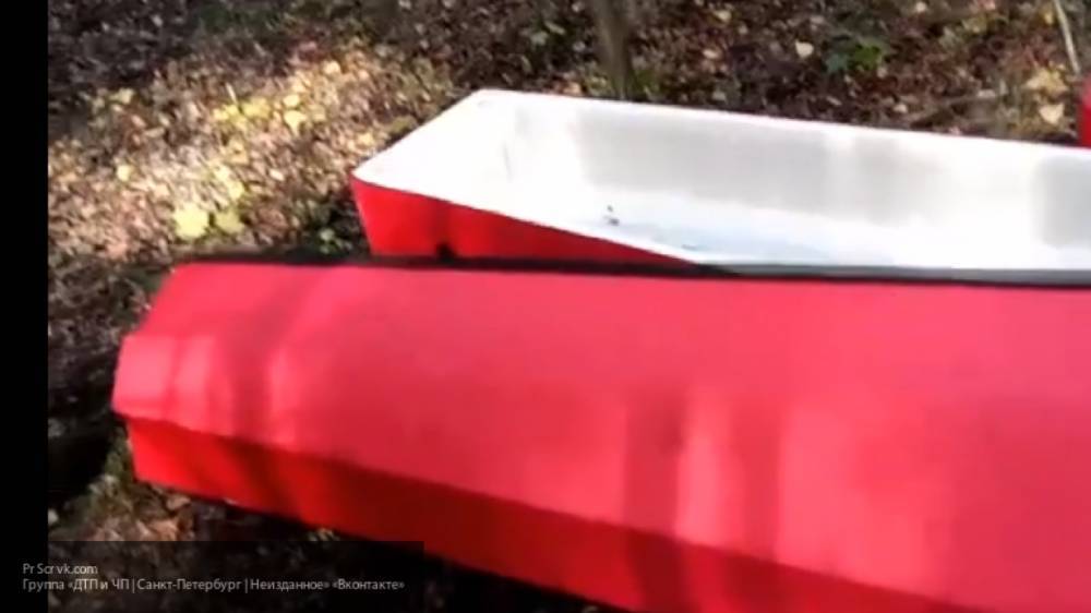 Мертвый индонезиец помахал рукой на камеру во время похорон