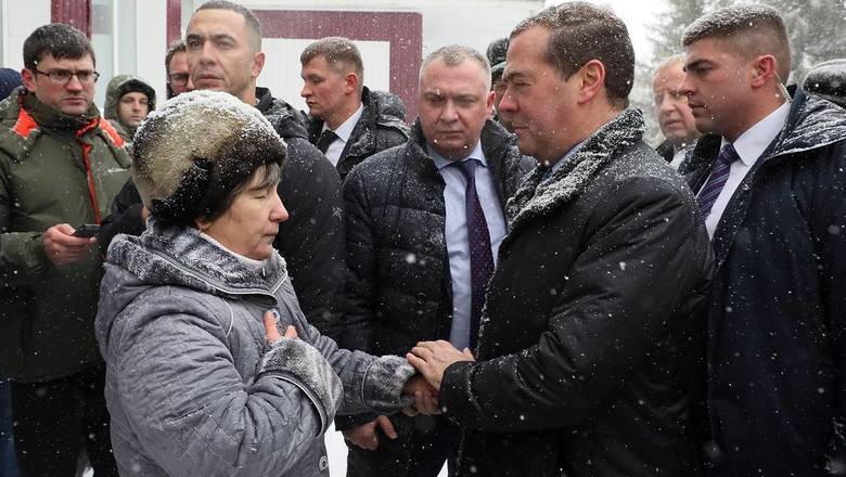 Горячую воду подведут к домам села, где бабушка на коленях умоляла Медведева об этом