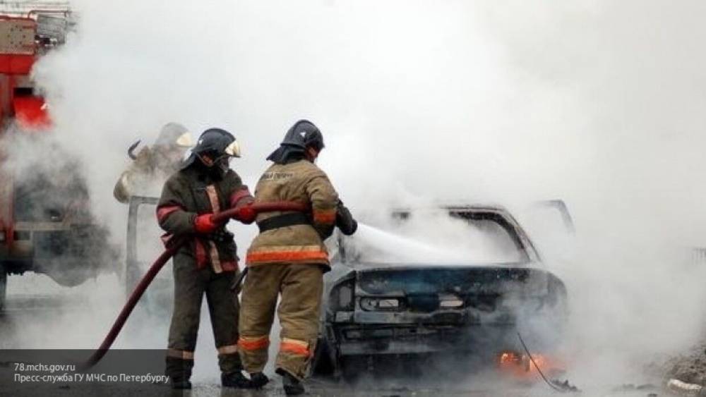 Иномарка сгорела посреди дороги в Тольятти