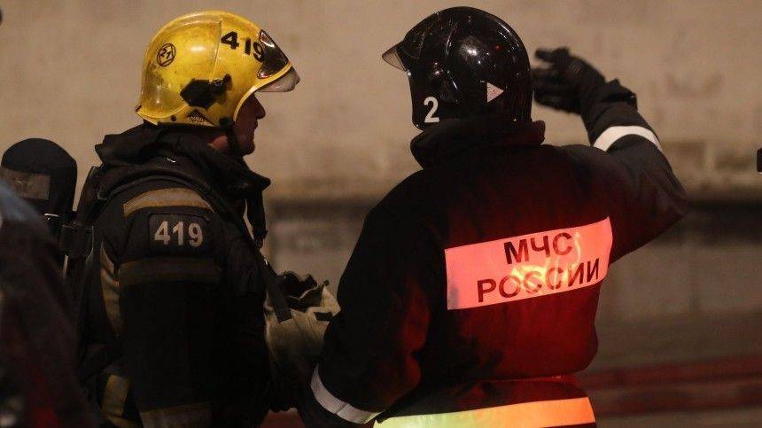 Один человек погиб из-за мощного пожара в доме на Фрунзенской набережной