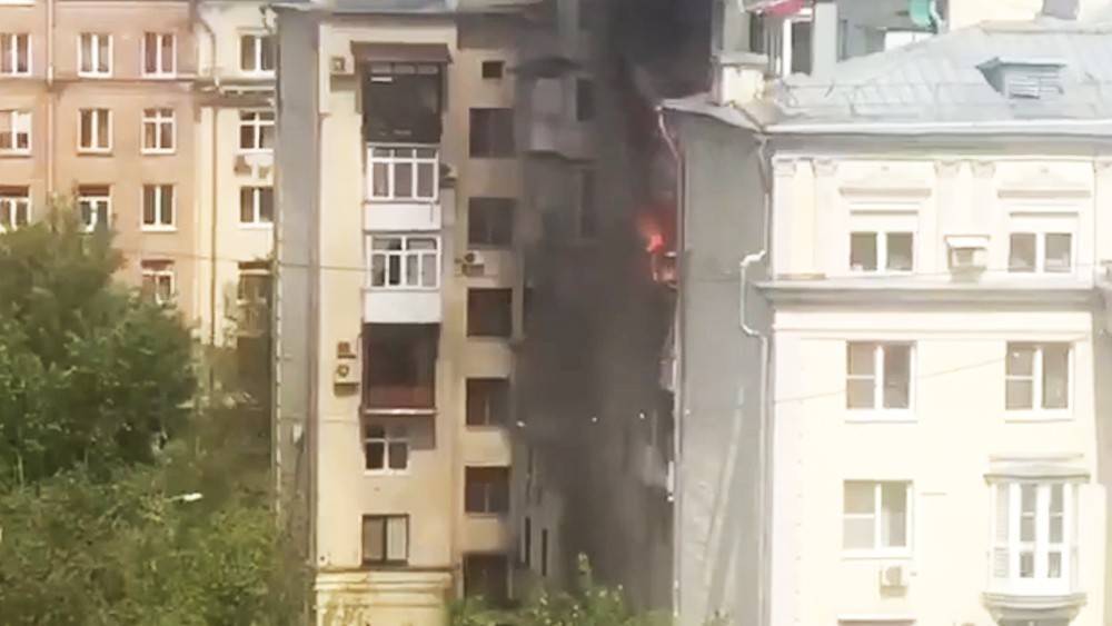 "Люди просят о помощи": видео пожара в доме на Фрунзенской набережной