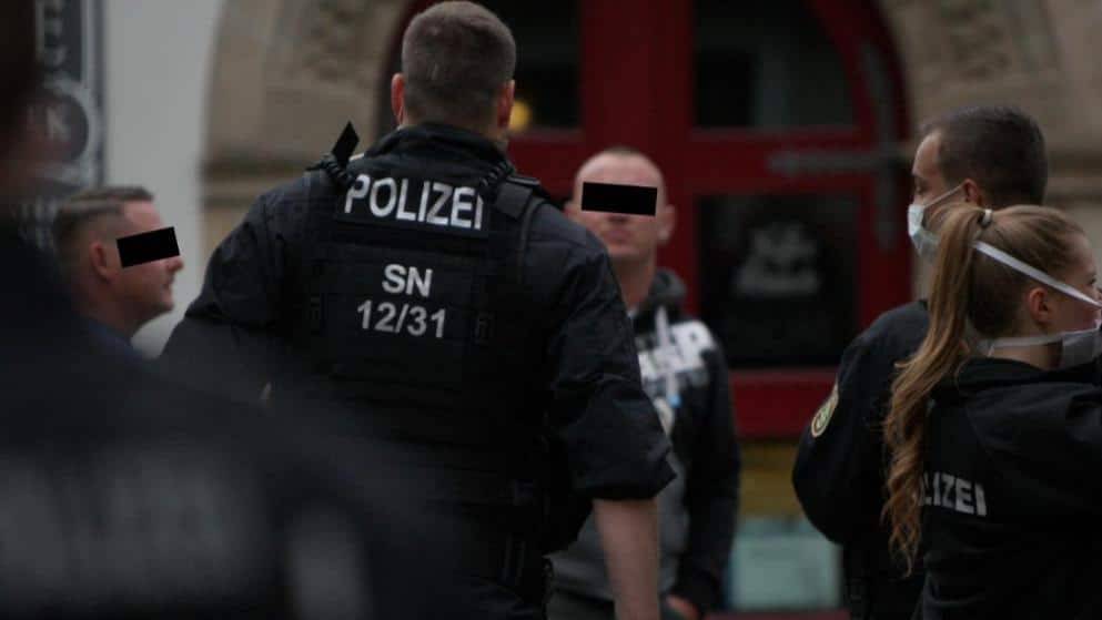 Германия продолжает протестовать против карантина: агрессивные немцы нападают на полицейских