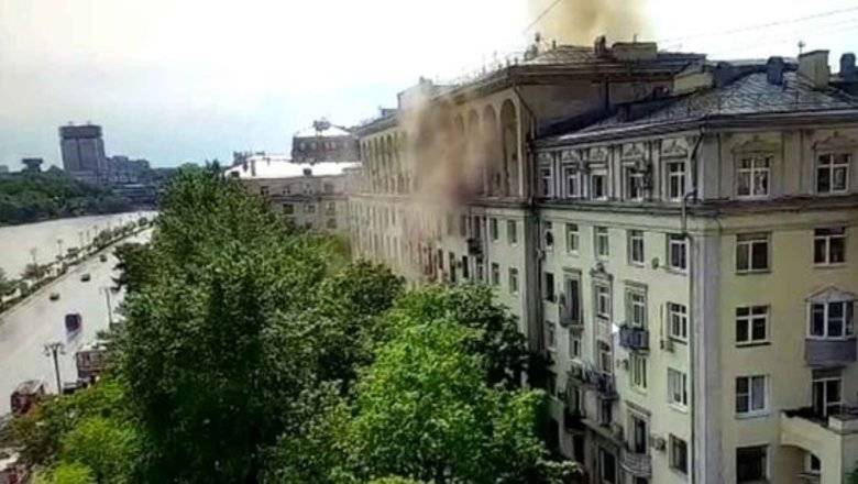 При пожаре в доме на Фрунзенской набережной Москвы погиб человек