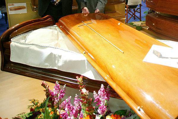 Покойник «помахал» родным из гроба на похоронах