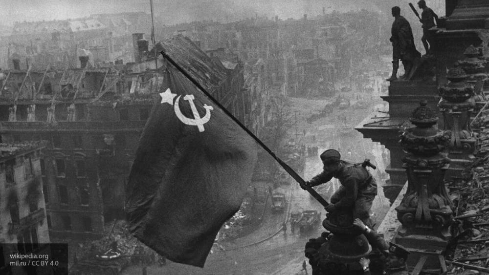 Люди сплотились против Facebook, отстаивая посты с фото "Знамя Победы над Рейхстагом"