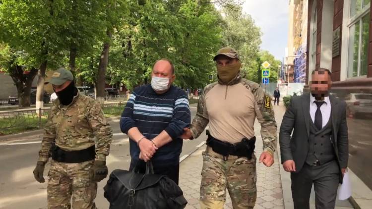 Экс-директору "Крымавтотранса" грозит 10 лет тюрьмы за огромные премии