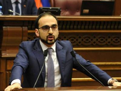 Комендант: В Армении в открытых зонах будут требовать не ношение маски, а лишь ее наличие под рукой