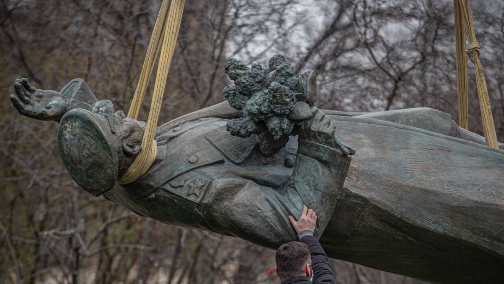 Жители Праги осудили снос памятника маршалу Коневу и пустые обвинения в адрес России