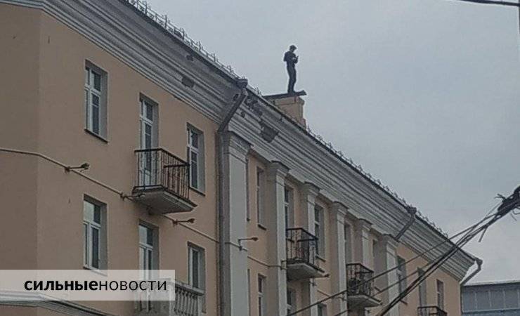 В Гомеле руферы залезли на крышу дома по проспекту Ленина — видео