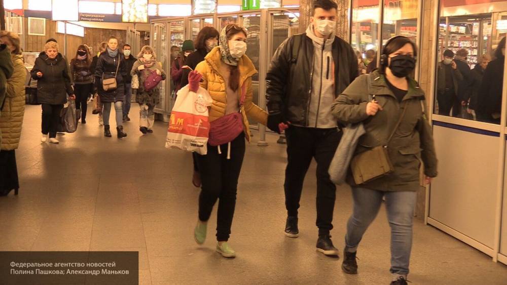 Абсолютное большинство петербуржцев носит маски в метро