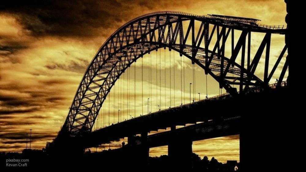 Полиция спасла повисшего на мосту мужчину в Липецке