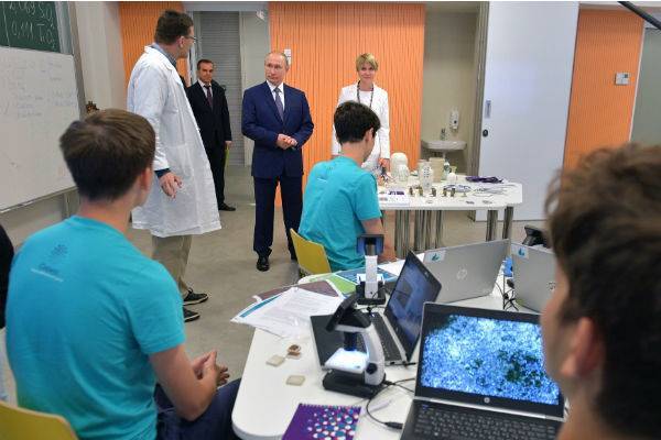 Путин предложил начать преподавание генетики в школах