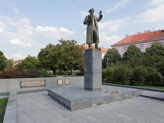 Коммунисты Чехии просят вернуть памятник Коневу на прежнее место