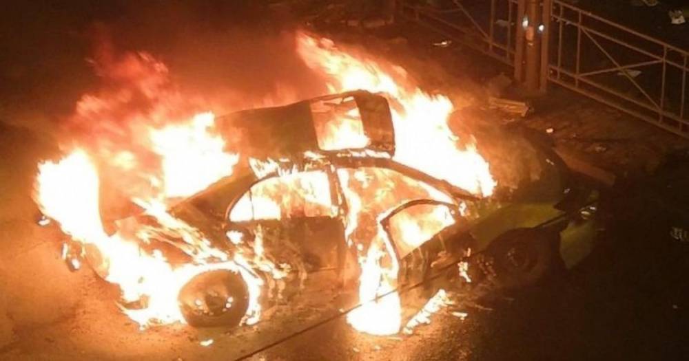 Пожарные более часа тушили загоревшийся автомобиль в Санкт-Петербурге