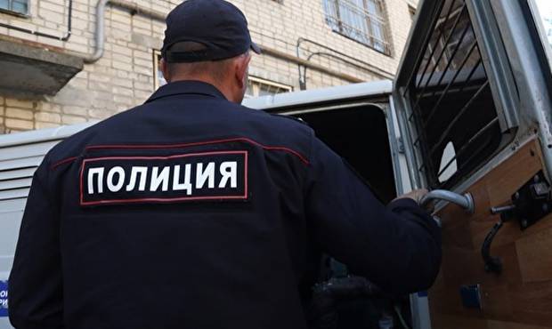 В Зеленодольске сотрудники полиции задерживают граждан без защитных масок
