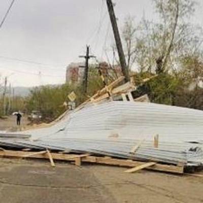 Коммунальщики устраняют последствия шквалистого ветра в Абакане