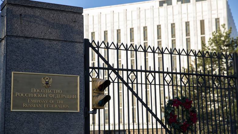 Украинцы, белорусы и казахи попросили российское посольство помочь им выехать из США