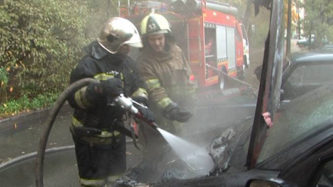 Сотрудникам МЧС не удалось спасти горящий автомобиль на Липовой улице