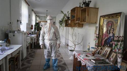 Самодельные костюмы защиты и операции на улице: AP показал ужас больниц Украины