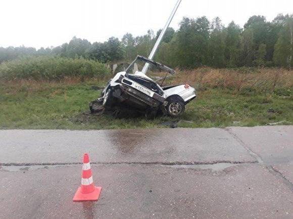 В Нижнетавдинском районе машину обмотало вокруг столба, водитель погиб