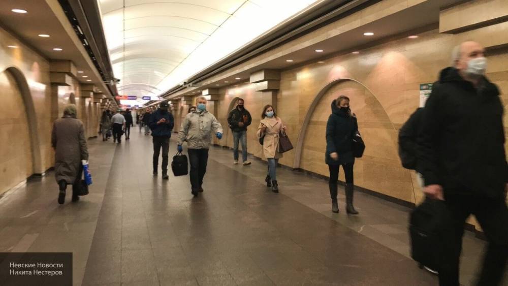 Мужчина побил контролера петербургского метро за просьбу надеть маску