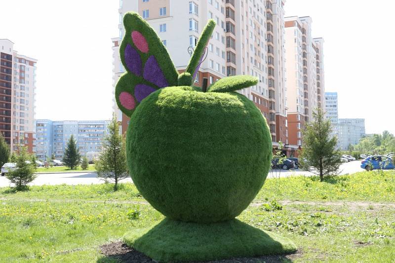 В Кемерове установили трёхметровую фигуру зелёного яблока