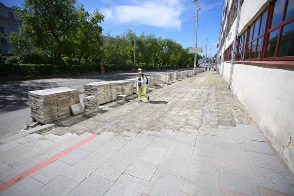 В центре Екатеринбурга вновь перекопали тротуар ради гранита