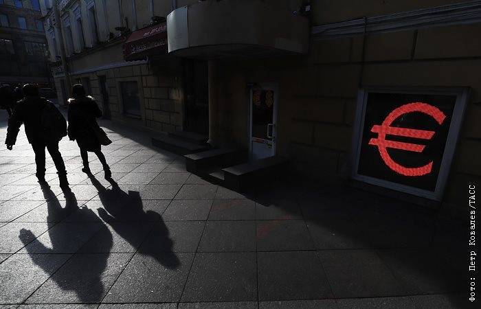 Евро опустился ниже 79 рублей впервые с 6 марта