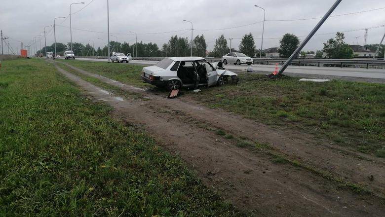 На дороге Тюмень-Ханты-Мансийск 18-летний водитель врезался в столб