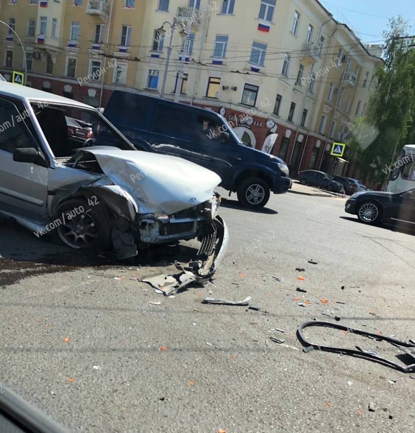 Два автомобиля столкнулись на Советском проспекте в центре Кемерова