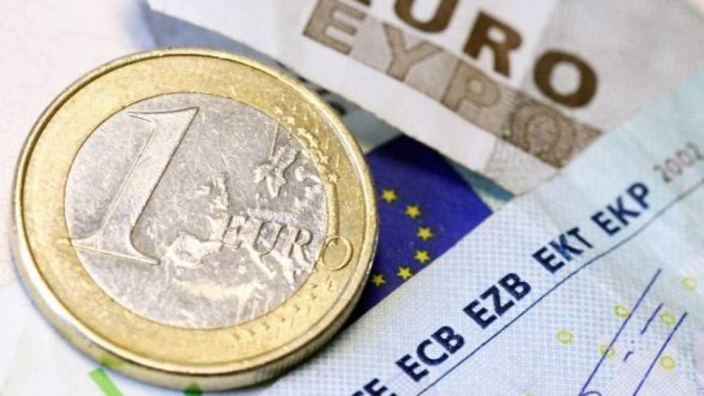 Курс евро упал ниже 79 рублей впервые с марта