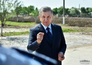 Мирзиёев отправился с инспекцией в районы, пострадавшие от прорыва дамбы Сардобинского водохранилища