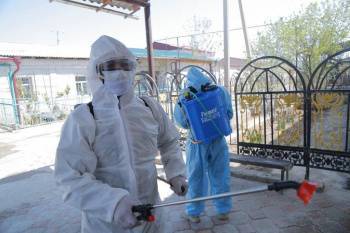 В махалле "Улугбек" в Ташкенте, где были усилены меры карантина, проводится массовая дезинфекция