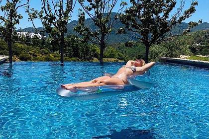 Бритни Спирс поделилась фото в купальнике во время самоизоляции