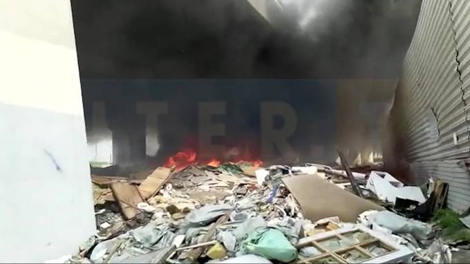 Видео: под Митрофаньевским путепроводом загорелась свалка