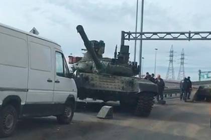 На трассе в Петербурге уронили танк