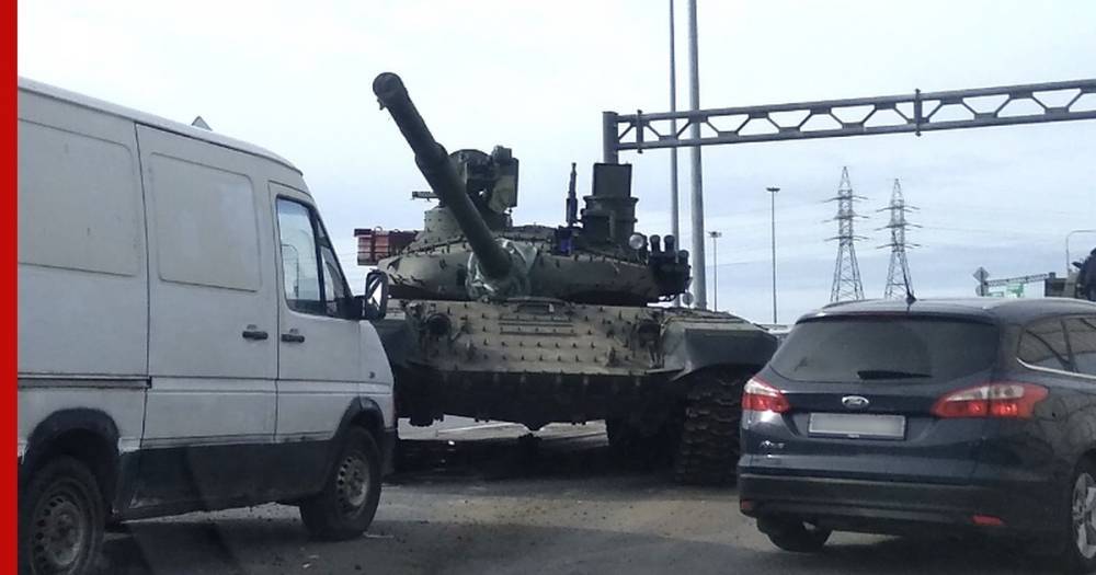 В Петербурге на трассу упал танк