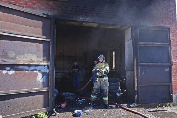В Миассе сгорел автосервис, пожарным удалось предотвратить взрыв газа