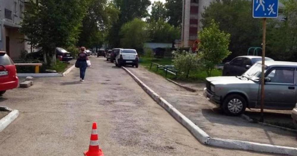 В Новосибирске водитель сбил 2-летнюю девочку и скрылся с места ДТП